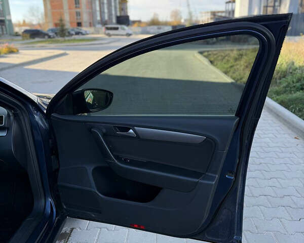 Синий Фольксваген Пассат, объемом двигателя 2 л и пробегом 264 тыс. км за 11099 $, фото 24 на Automoto.ua