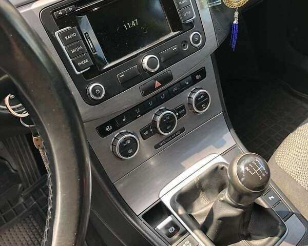 Синій Фольксваген Пассат, об'ємом двигуна 1.6 л та пробігом 295 тис. км за 12100 $, фото 13 на Automoto.ua