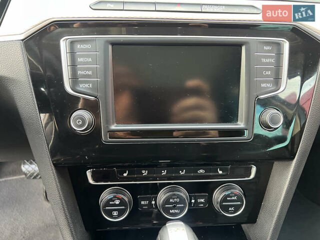 Синий Фольксваген Пассат, объемом двигателя 1.6 л и пробегом 315 тыс. км за 11700 $, фото 19 на Automoto.ua