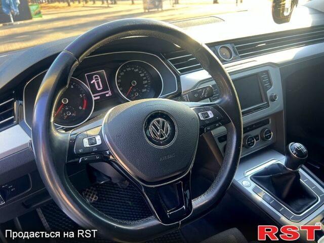 Синий Фольксваген Пассат, объемом двигателя 1.6 л и пробегом 213 тыс. км за 12800 $, фото 10 на Automoto.ua