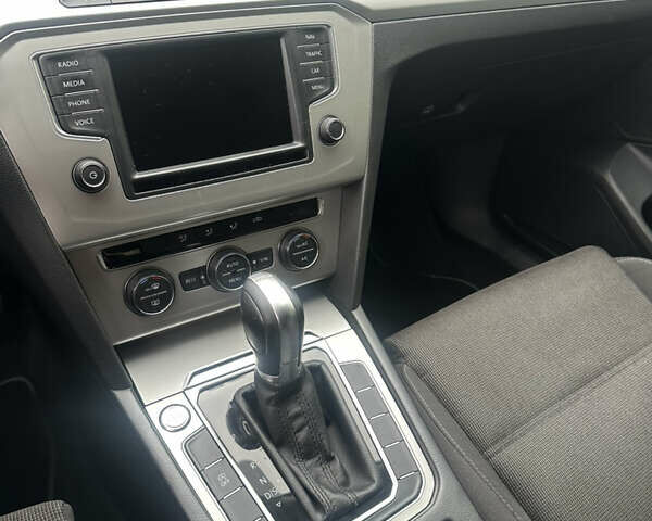 Синий Фольксваген Пассат, объемом двигателя 1.6 л и пробегом 286 тыс. км за 12800 $, фото 12 на Automoto.ua