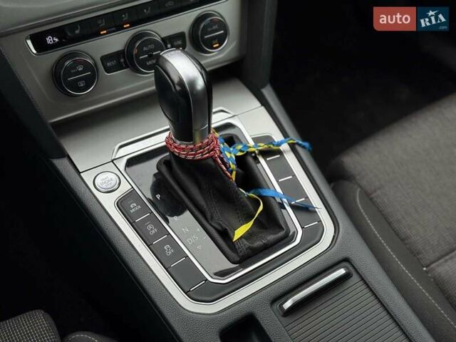 Синий Фольксваген Пассат, объемом двигателя 1.8 л и пробегом 238 тыс. км за 15790 $, фото 25 на Automoto.ua