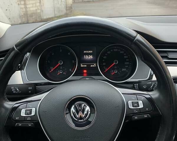 Синий Фольксваген Пассат, объемом двигателя 1.97 л и пробегом 317 тыс. км за 14000 $, фото 12 на Automoto.ua