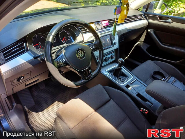 Синий Фольксваген Пассат, объемом двигателя 2 л и пробегом 243 тыс. км за 13500 $, фото 10 на Automoto.ua