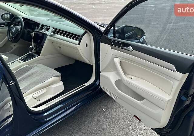 Синій Фольксваген Пассат, об'ємом двигуна 2 л та пробігом 325 тис. км за 14800 $, фото 5 на Automoto.ua