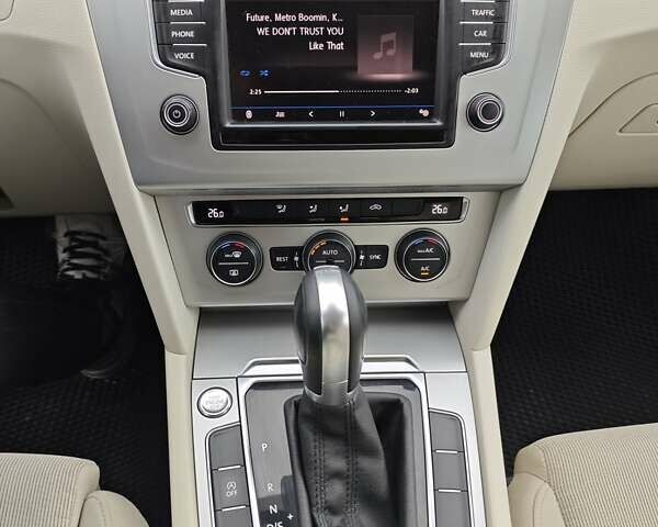 Синий Фольксваген Пассат, объемом двигателя 1.97 л и пробегом 244 тыс. км за 14300 $, фото 9 на Automoto.ua