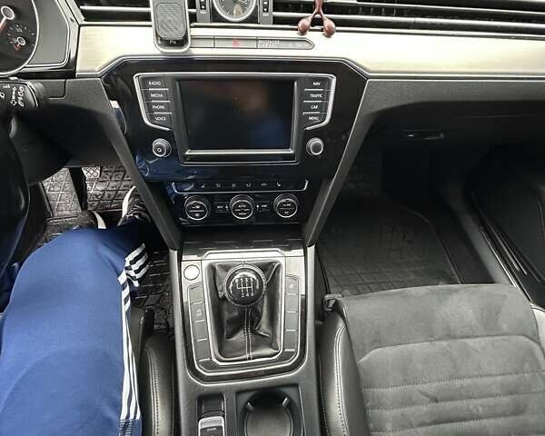 Синий Фольксваген Пассат, объемом двигателя 1.97 л и пробегом 293 тыс. км за 14500 $, фото 13 на Automoto.ua