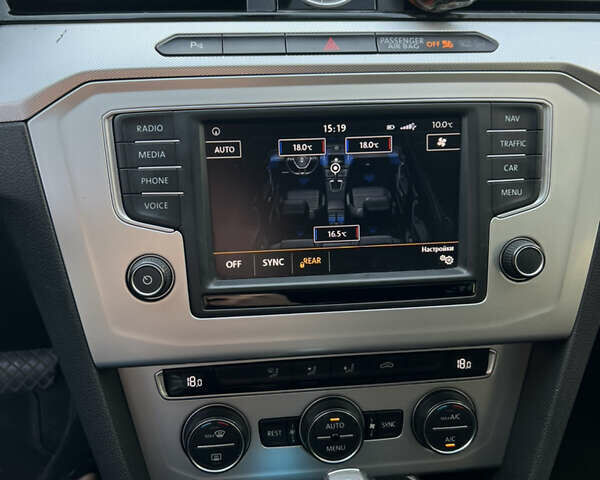 Синій Фольксваген Пассат, об'ємом двигуна 2 л та пробігом 230 тис. км за 15300 $, фото 39 на Automoto.ua