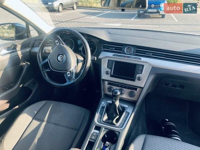 Синий Фольксваген Пассат, объемом двигателя 1.6 л и пробегом 297 тыс. км за 10500 $, фото 2 на Automoto.ua