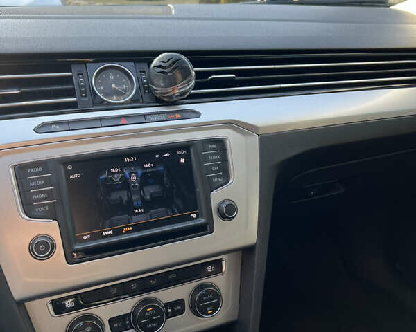 Синій Фольксваген Пассат, об'ємом двигуна 2 л та пробігом 230 тис. км за 15300 $, фото 41 на Automoto.ua