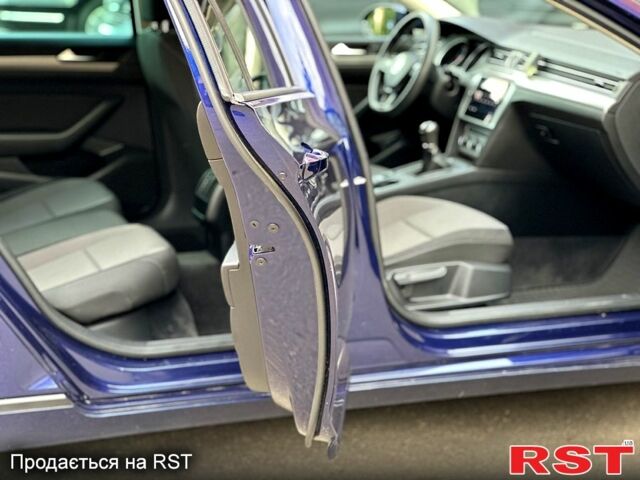 Синій Фольксваген Пассат, об'ємом двигуна 1.6 л та пробігом 280 тис. км за 13500 $, фото 11 на Automoto.ua