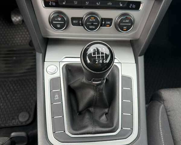 Фольксваген Пассат 2017 в Львове на Automoto.ua Синий Фольксваген Пассат, объемом двигателя 1.97 л и пробегом 217 тыс. км за 15800 $, фото 31 на Automoto.ua