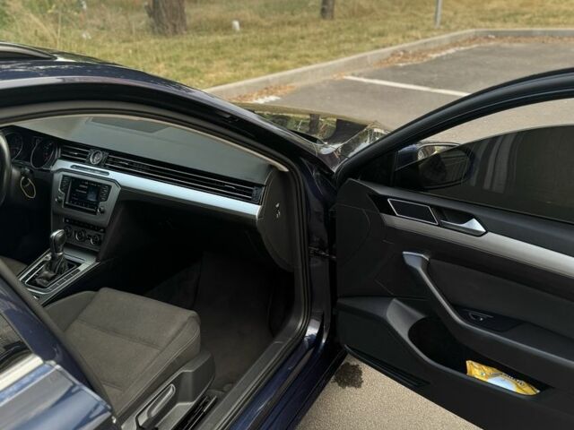 Синий Фольксваген Пассат, объемом двигателя 1.6 л и пробегом 220 тыс. км за 14500 $, фото 6 на Automoto.ua