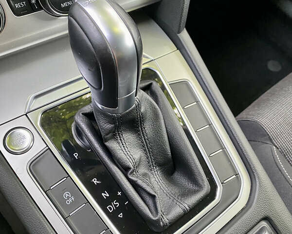 Синий Фольксваген Пассат, объемом двигателя 1.6 л и пробегом 259 тыс. км за 14700 $, фото 11 на Automoto.ua