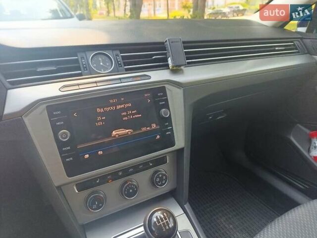 Синий Фольксваген Пассат, объемом двигателя 1.6 л и пробегом 285 тыс. км за 14700 $, фото 6 на Automoto.ua