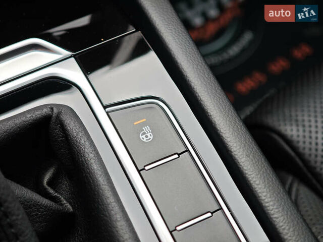 Фольксваген Пассат 2018 в Луцке на Automoto.ua Синий Фольксваген Пассат, объемом двигателя 2 л и пробегом 127 тыс. км за 24999 $, фото 46 на Automoto.ua