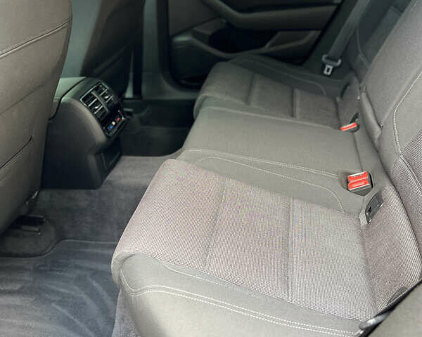 Синий Фольксваген Пассат, объемом двигателя 1.97 л и пробегом 287 тыс. км за 15950 $, фото 26 на Automoto.ua