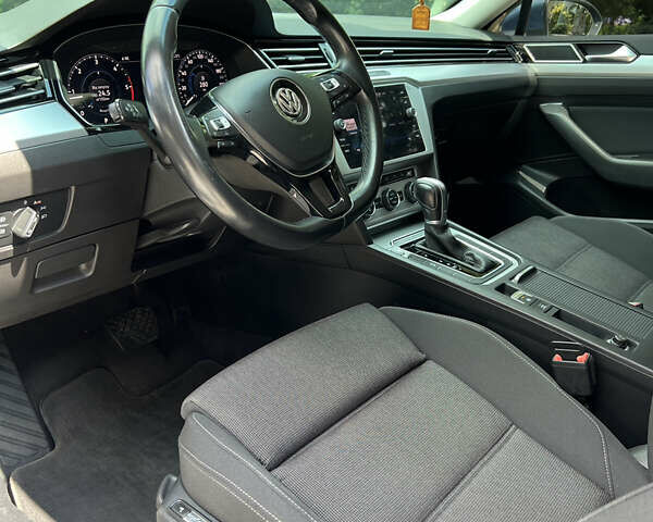 Синий Фольксваген Пассат, объемом двигателя 1.97 л и пробегом 287 тыс. км за 15950 $, фото 32 на Automoto.ua