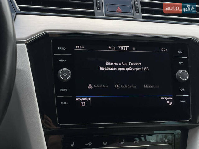 Синий Фольксваген Пассат, объемом двигателя 2 л и пробегом 154 тыс. км за 28439 $, фото 55 на Automoto.ua