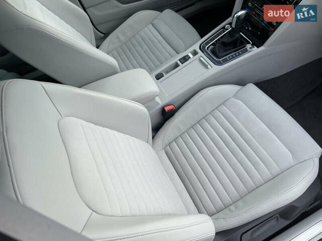 Синий Фольксваген Пассат, объемом двигателя 2 л и пробегом 154 тыс. км за 28439 $, фото 42 на Automoto.ua