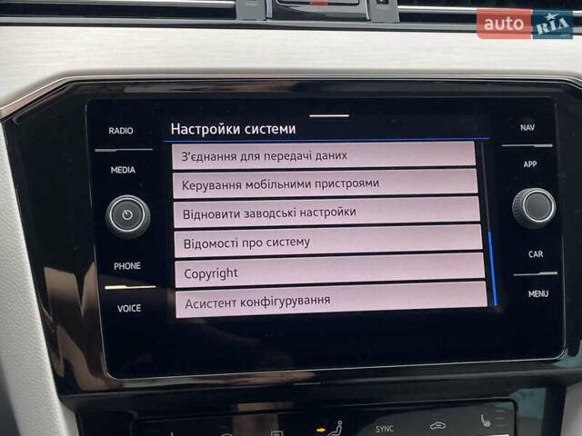 Синий Фольксваген Пассат, объемом двигателя 2 л и пробегом 154 тыс. км за 28439 $, фото 71 на Automoto.ua