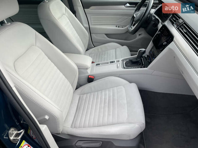 Синий Фольксваген Пассат, объемом двигателя 2 л и пробегом 154 тыс. км за 28439 $, фото 41 на Automoto.ua