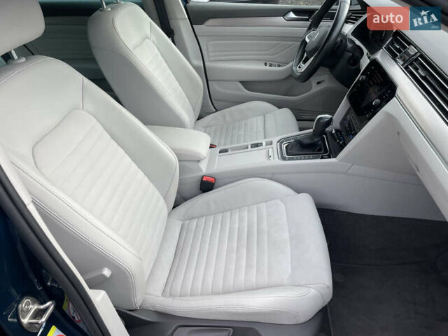 Синий Фольксваген Пассат, объемом двигателя 2 л и пробегом 154 тыс. км за 28439 $, фото 40 на Automoto.ua