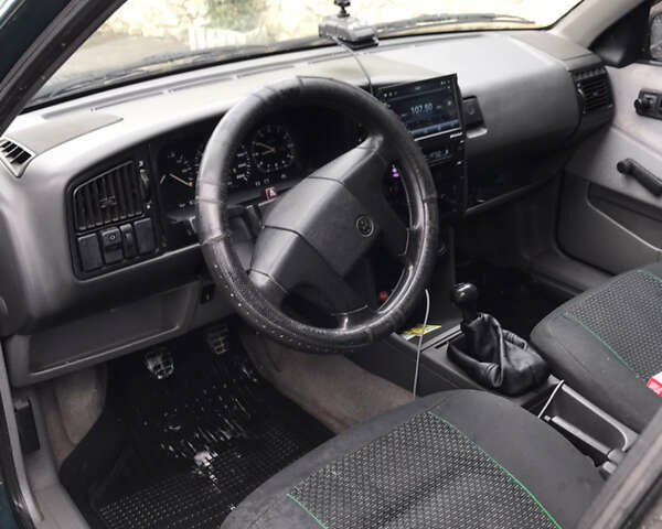 Зеленый Фольксваген Пассат, объемом двигателя 1.8 л и пробегом 278 тыс. км за 3300 $, фото 5 на Automoto.ua