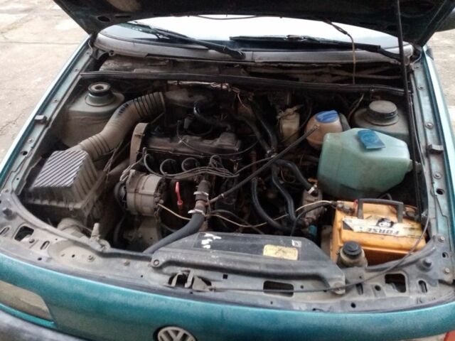 Зеленый Фольксваген Пассат, объемом двигателя 1.8 л и пробегом 413 тыс. км за 1650 $, фото 1 на Automoto.ua