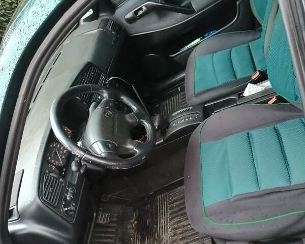 Зеленый Фольксваген Пассат, объемом двигателя 2 л и пробегом 300 тыс. км за 2500 $, фото 3 на Automoto.ua