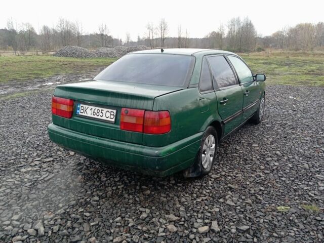 Зеленый Фольксваген Пассат, объемом двигателя 2 л и пробегом 275 тыс. км за 600 $, фото 2 на Automoto.ua