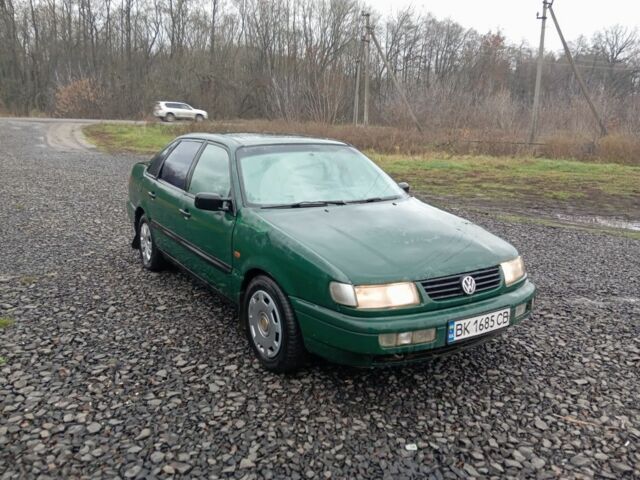 Зеленый Фольксваген Пассат, объемом двигателя 2 л и пробегом 275 тыс. км за 600 $, фото 1 на Automoto.ua