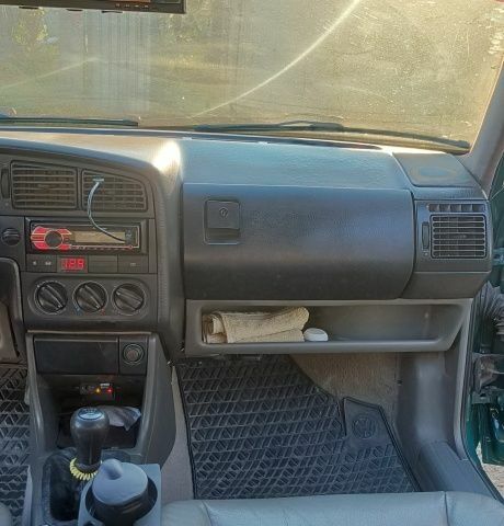 Зелений Фольксваген Пассат, об'ємом двигуна 1.8 л та пробігом 359 тис. км за 2499 $, фото 14 на Automoto.ua