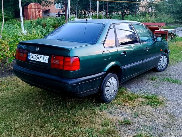 Зеленый Фольксваген Пассат, объемом двигателя 1.9 л и пробегом 345 тыс. км за 1800 $, фото 2 на Automoto.ua