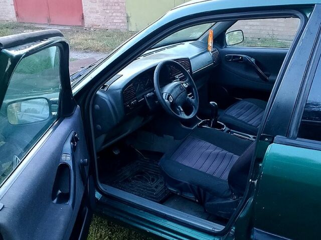 Зеленый Фольксваген Пассат, объемом двигателя 1.9 л и пробегом 345 тыс. км за 1800 $, фото 3 на Automoto.ua