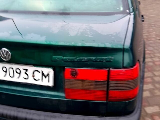Зеленый Фольксваген Пассат, объемом двигателя 1.6 л и пробегом 330 тыс. км за 2500 $, фото 2 на Automoto.ua