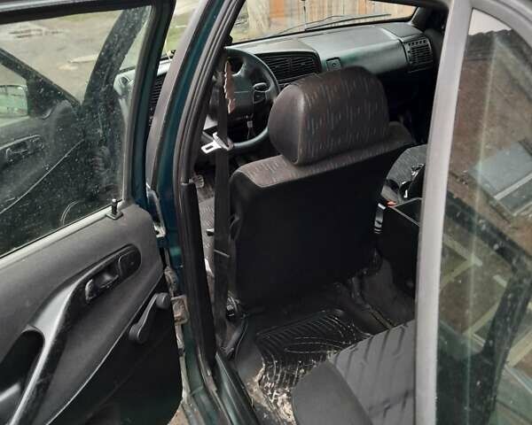 Зеленый Фольксваген Пассат, объемом двигателя 1.6 л и пробегом 330 тыс. км за 1950 $, фото 5 на Automoto.ua