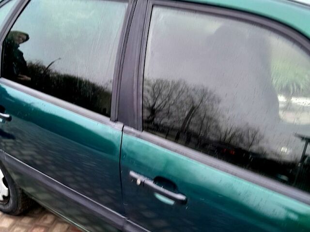 Зеленый Фольксваген Пассат, объемом двигателя 1.6 л и пробегом 330 тыс. км за 2500 $, фото 1 на Automoto.ua