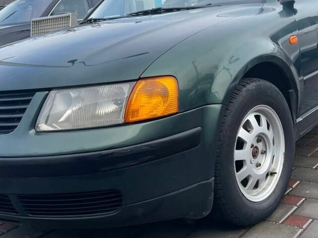 Зеленый Фольксваген Пассат, объемом двигателя 1.8 л и пробегом 296 тыс. км за 4200 $, фото 4 на Automoto.ua