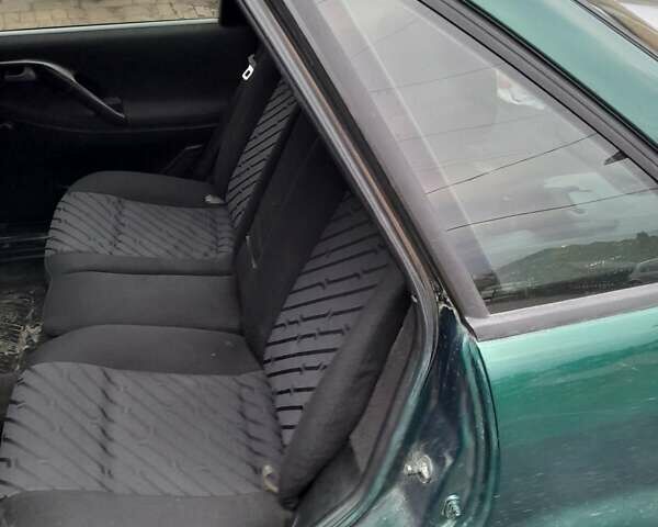 Зеленый Фольксваген Пассат, объемом двигателя 1.6 л и пробегом 330 тыс. км за 1950 $, фото 4 на Automoto.ua