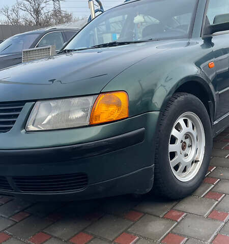 Зеленый Фольксваген Пассат, объемом двигателя 1.78 л и пробегом 296 тыс. км за 4100 $, фото 2 на Automoto.ua