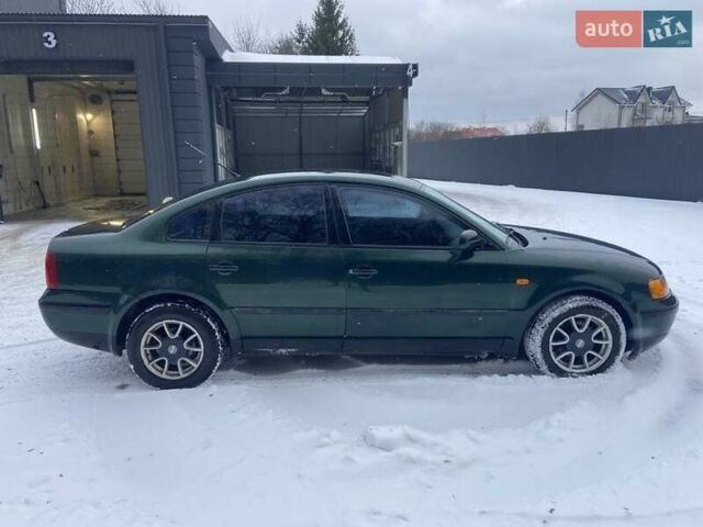 Зеленый Фольксваген Пассат, объемом двигателя 1.6 л и пробегом 300 тыс. км за 2399 $, фото 2 на Automoto.ua