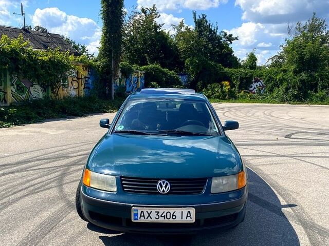 Зеленый Фольксваген Пассат, объемом двигателя 1.6 л и пробегом 273 тыс. км за 3500 $, фото 1 на Automoto.ua