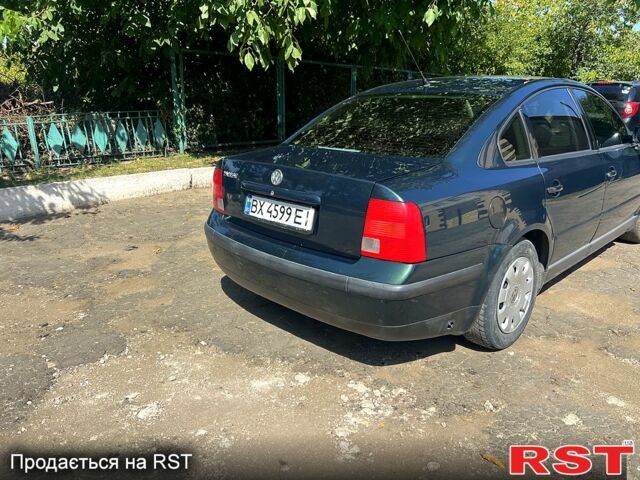 Зеленый Фольксваген Пассат, объемом двигателя 1.6 л и пробегом 248 тыс. км за 3100 $, фото 1 на Automoto.ua