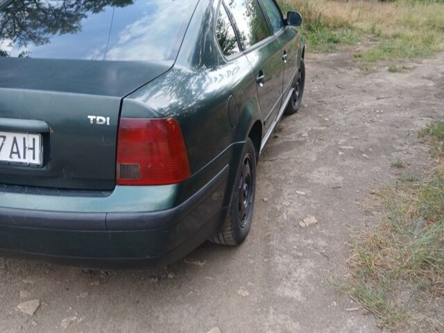 Зеленый Фольксваген Пассат, объемом двигателя 1.9 л и пробегом 380 тыс. км за 2650 $, фото 2 на Automoto.ua