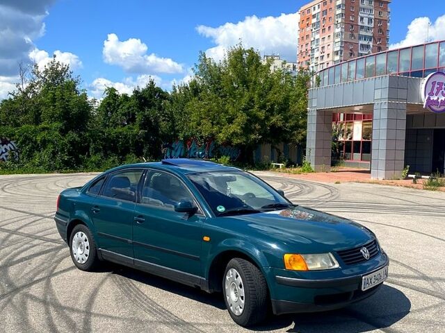 Зеленый Фольксваген Пассат, объемом двигателя 1.6 л и пробегом 273 тыс. км за 3500 $, фото 2 на Automoto.ua