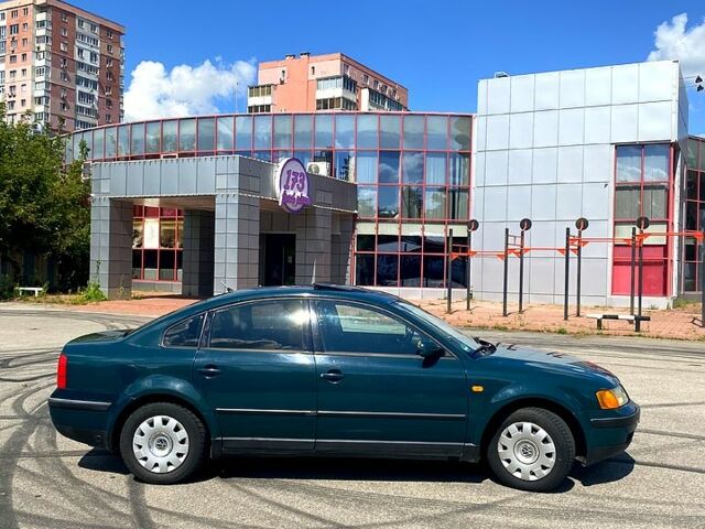 Зеленый Фольксваген Пассат, объемом двигателя 1.6 л и пробегом 273 тыс. км за 3500 $, фото 3 на Automoto.ua