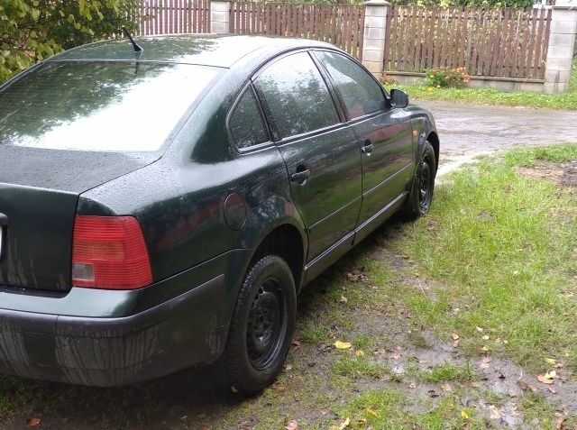 Зеленый Фольксваген Пассат, объемом двигателя 1.8 л и пробегом 432 тыс. км за 3400 $, фото 2 на Automoto.ua