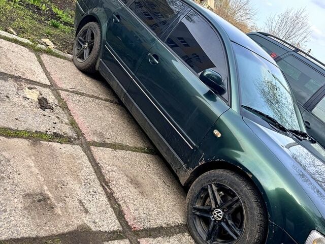 Зеленый Фольксваген Пассат, объемом двигателя 1.8 л и пробегом 377 тыс. км за 3550 $, фото 1 на Automoto.ua