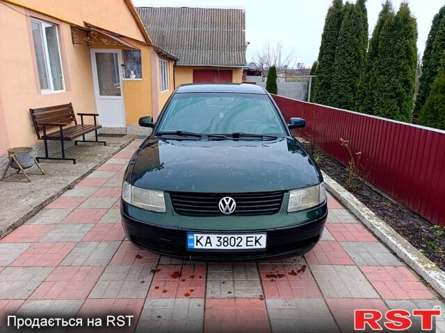 Зеленый Фольксваген Пассат, объемом двигателя 1.6 л и пробегом 270 тыс. км за 2200 $, фото 1 на Automoto.ua